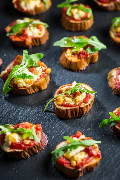 Mini Aperitivos Berinjela Com Tomate Queijo Salada Fundo Preto Lanche — Fotografia de Stock