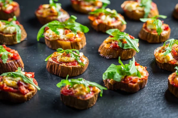 Mini Aperitivos Berinjela Com Tomate Queijo Salada Fundo Preto Lanche — Fotografia de Stock