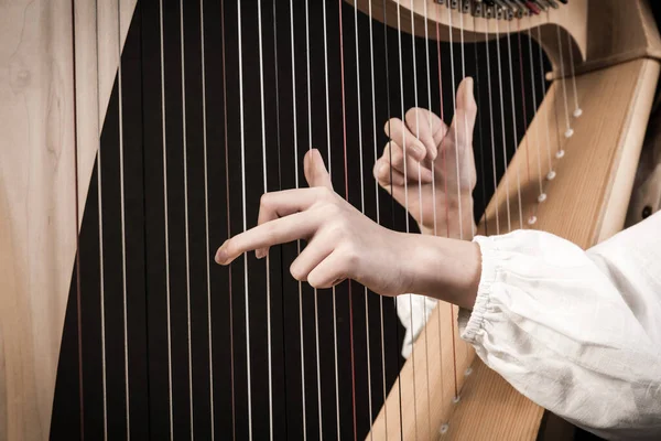 Mãos Tocando Harpa Madeira Fundo Preto — Fotografia de Stock