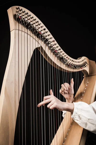 Mãos Tocando Harpa Madeira Fundo Preto — Fotografia de Stock