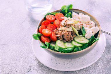 Vejetaryen Buda kasesi. Çiğ sebze ve ton balığı bir kâsede. Vejetaryen, sağlıklı, detoks gıda konsepti