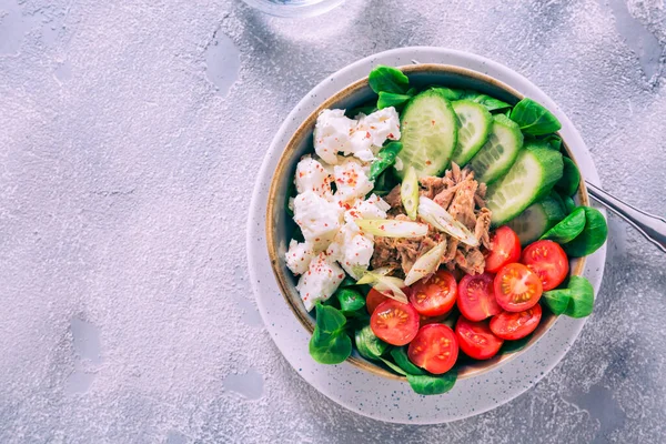 더미입니다 그릇에 야채와 참치를 날린다 건강식 디톡스 — 스톡 사진