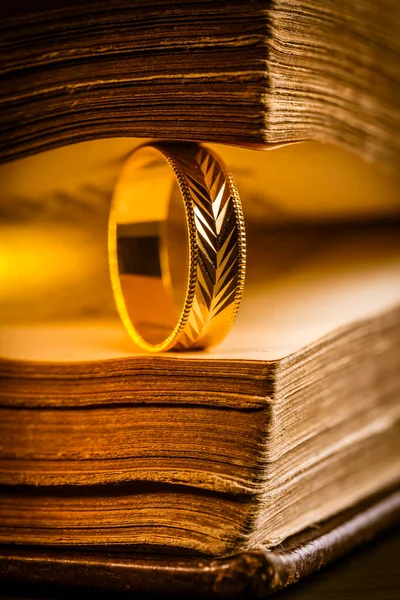 Golden Ring Pages Old Book Vintage Style Close Soft Focus — Stock Photo, Image