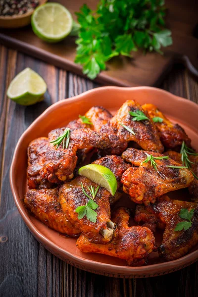 Hot Spicey Buffalo Chicken Wings Met Ingrediënten Houten Ondergrond — Stockfoto