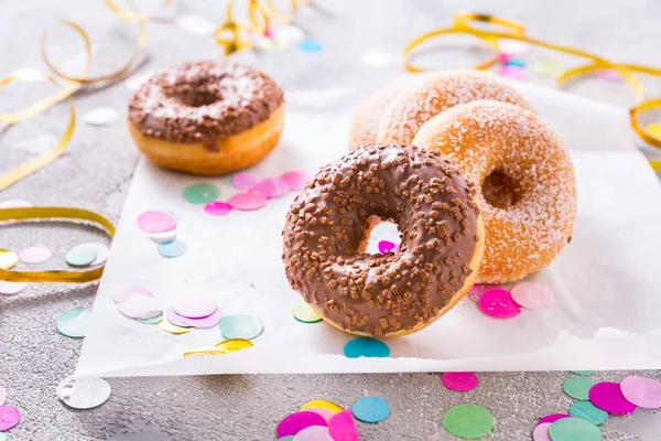 Donuts Com Serpentinas Confetes Donuts Para Carnaval Festa Carnaval Colorido — Fotografia de Stock