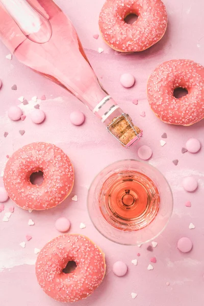 Vino Rosa Cóctel Con Rosquillas Granos Chocolate Rosa Sobre Fondo —  Fotos de Stock