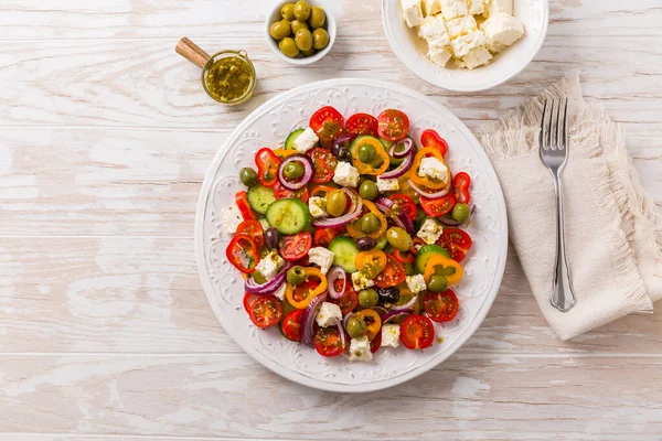 Salada Grega Pepino Fresco Tomate Pimentão Doce Alface Cebola Vermelha — Fotografia de Stock