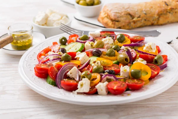 Ensalada Griega Pepino Fresco Tomate Pimiento Dulce Lechuga Cebolla Roja —  Fotos de Stock