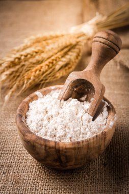 Tahta kasede un, çuval bezinde tahıl.