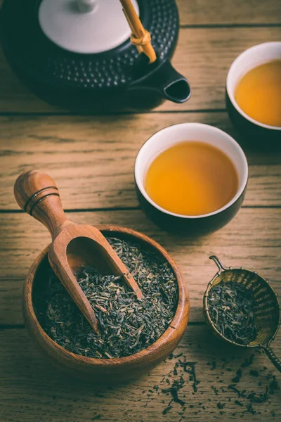 Schwarzer Tee Mit Getrockneten Teeblättern Und Infuseron Holzhintergrund — Stockfoto