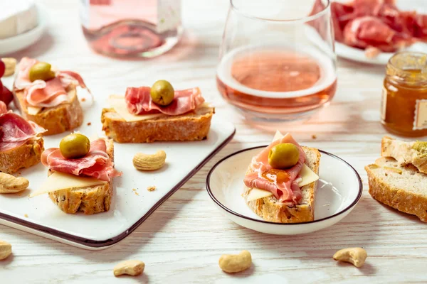 Aperitivos Sándwiches Abiertos Con Antipasti Italiano Camembert Jamón Parma Vino —  Fotos de Stock