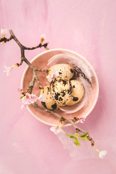 ピンク色のトーンで桜の枝でイースターエッグ コピースペースとヴィンテージスタイルのイースター装飾 — ストック写真