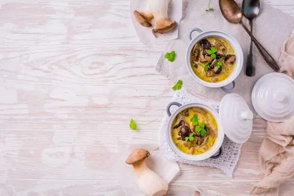 Sopa Cogumelos Deliciosa Com Ervas Servir Panela Mesa Madeira — Fotografia de Stock