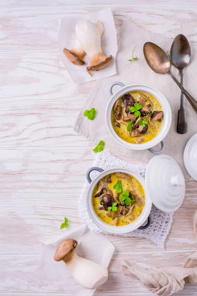 Deliciosa Sopa Champiñones Con Hierbas Olla Servir Mesa Madera —  Fotos de Stock