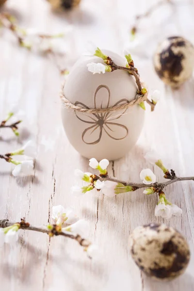 桜の枝でイースターエッグ ウズラの卵とイースターの装飾 — ストック写真