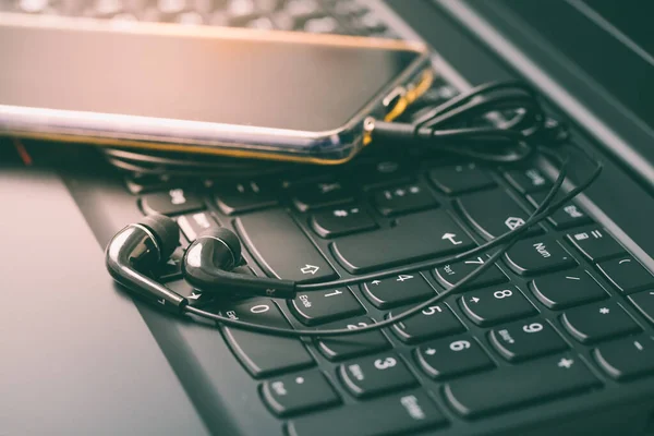 Black Earphones Smart Phone Keyboard Black — Stock Photo, Image