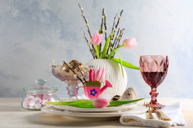 Paskalya sofrasında bahar çiçekleri olacak. Paskalya masa dekorasyonu.