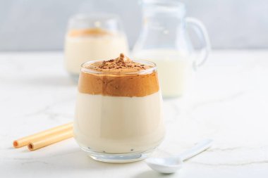 Dalgona kahvesi. Krem şantili buzlu içecek, kahve köpüğü ve süt..