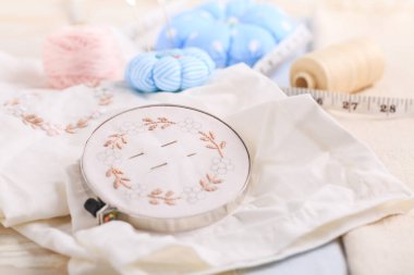 Yuvarlak bir halka şeklinde nakış bezi, çok renkli iplik ipliği ve dikiş işi için diğer malzemeler. Hobi, el işi, yaratıcılık, ev kavramında boş zaman..