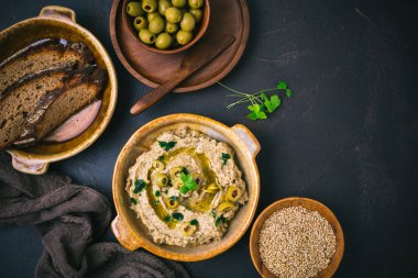 Arap yemekleri: Patlıcan ezmesi veya Baba Ghanoush 'u zeytin ve susam tohumlarıyla batırmak