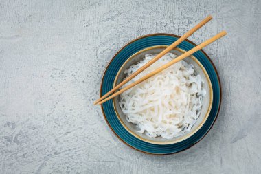 Shirataki eriştesi. Konjac yer elması, karbonhidrat ve glütensiz alternatiften yapılmış geleneksel Japon eriştesi.