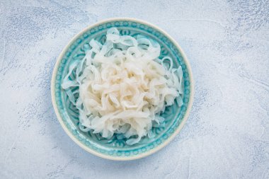 Shirataki eriştesi. Konjac yer elması, karbonhidrat ve glütensiz alternatiften yapılmış geleneksel Japon eriştesi.