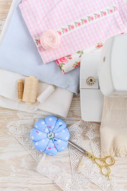 Dikiş makinesi, aletler ve malzemeler. Hobi, el işi, yaratıcılık, ev kavramında boş zaman..