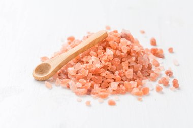 Beyaz arka planda küçük kaşığı olan organik Himalaya.