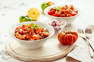 Malzemeli Meksika Pico de Gallo - domates salatası, soğanlı Meksika salsası, maydanoz, kişniş ve limon