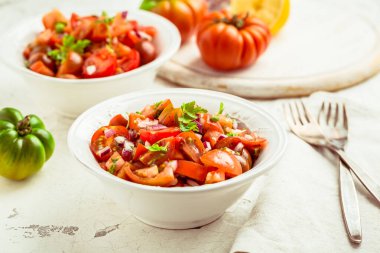 Malzemeli Meksika Pico de Gallo - domates salatası, soğanlı Meksika salsası, maydanoz, kişniş ve limon
