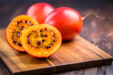 Kesme tahtasında organik tamarillo (ağaç domatesi, Solanum betaceum)