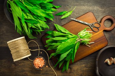 Bir demet Ramson veya ayı pırasası (Allium ursinum) ve pembe Himalaya tuzu..