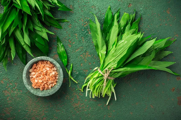 Bunch Ramson Bear Leek Allium Ursinum Pink Himalayan Salt Kitchen — Stock Photo, Image