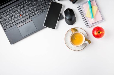 Kahve, laptop, elma, kulaklık ve akıllı pone 'lu çalışma masası ve çalışma masası. Siyah tonda düz çizgi.