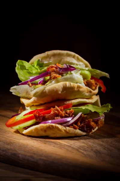 Zelfgemaakte Platte Broodjes Kebab Doner Met Kippenvlees Sla Groenten Houten — Stockfoto