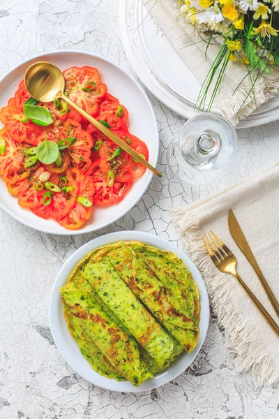 Deliciosos Panqueques Ramson Caseros Crepes Con Ensalada Tomate Sobre Fondo — Foto de Stock