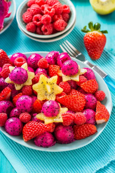 Čerstvý Dračí Ovocný Salát Jahodami Malinami Ovocem Karamboly Azurovém Pozadí — Stock fotografie