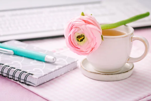 Hem Kontor Skrivbord Med Kopp Blomma Tangentbord Och Skrivmateriel — Stockfoto