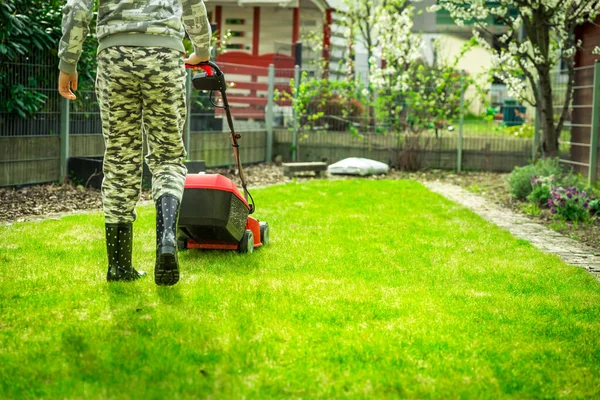 Cura Del Prato Adolescente Taglio Prato Piccolo Giardino Con Tosaerba — Foto Stock