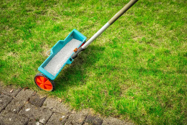 Césped Fertilizante Detalle Del Esparcidor Fertilizante Césped Verde — Foto de Stock