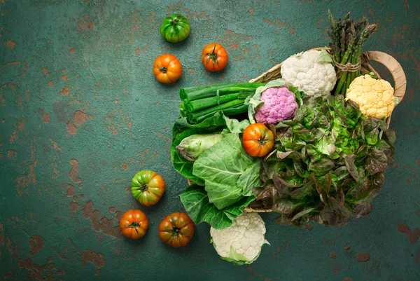 Sortimento Vegetais Orgânicos Sobre Fundo Verde — Fotografia de Stock