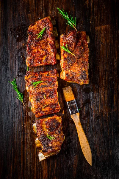 Hot Spare Ribs Met Kruiden Specerijen Zwarte Houten Ondergrond — Stockfoto