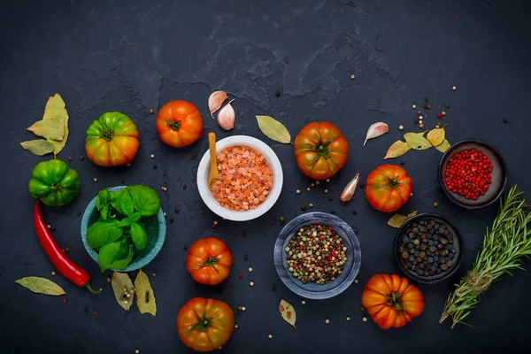 Sortiment Bio Tomaten Gewürzen Und Kräutern Auf Schwarzem Hintergrund — Stockfoto