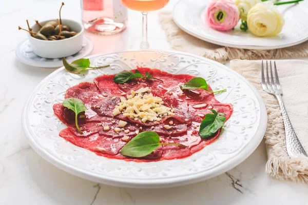 Carpaccio Ternera Con Alcaparras Queso Parmesano Como Aperitivo Con Vino —  Fotos de Stock