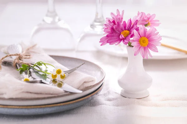 Bestek Met Servet Bloemdecoratie Fijn Eten Plaats Het Wit — Stockfoto