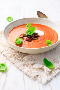 Beyaz üzerine kızarmış patlıcan, krema ve fesleğen ile ev yapımı domates çorbası.