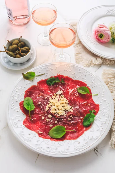 Carpaccio Carne Com Alcaparras Queijo Parmesão Como Aperitivo Com Vinho — Fotografia de Stock