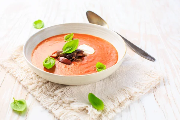Sopa Tomate Casera Con Berenjena Parrilla Crema Albahaca Sobre Blanco —  Fotos de Stock