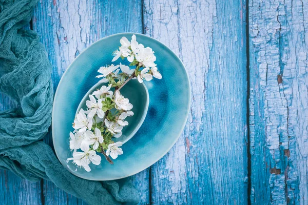 Miski Ceramiki Lub Ceramiki Odcieniu Zielonym Niebieskim Kwitnącą Gałązką Wiśni — Zdjęcie stockowe