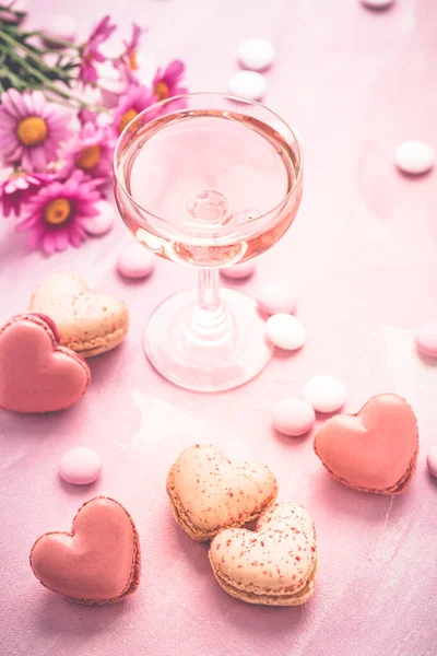 幸せな母の日 ハート型の甘いマカロンとピンク色のトーンで花とバラの輝くワインのガラス — ストック写真